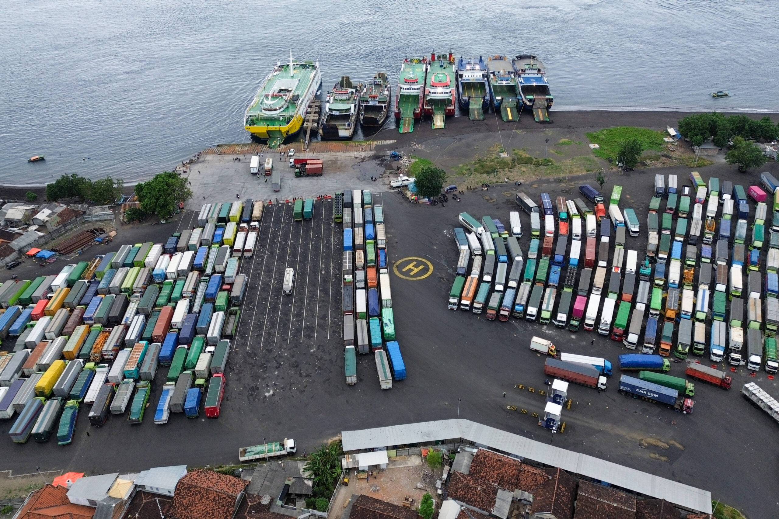 Antrean Kendaraan Logistik Mengular di Pelabuhan Ketapang: Apa yang Terjadi?